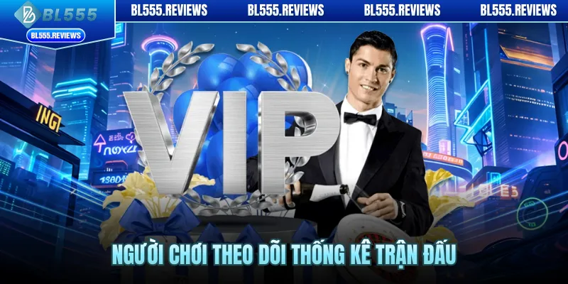 Người chơi theo dõi thống kê trận đấu